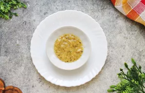 Supilkite augalinį aliejų ir gerai išmaišykite iki vientisos masės.