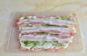 Sudėkite 2–3 šoninės riekeles.