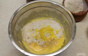 Nuskuskite citrinos žievelę. Iš pusės citrinos išspauskite sultis ir įmaišykite jas į tešlą kartu su žievele.