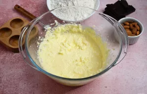 Mikseriu įmaišykite kiaušinius į sviesto masę.