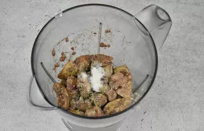 Gaminimo pabaigoje, jei norite, įpilkite konjako. Išgaravus alkoholiui, paruoštas kepenėles sudėkite į trynimo indą.