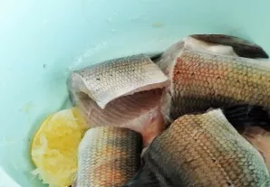 Marinuokite likusias skerdenas: užpilkite citrinos sultimis, suberkite prieskonius ir palikite valandai.