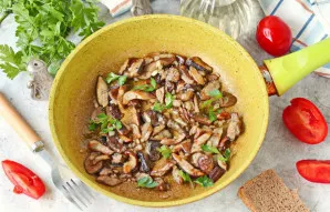 Keptus baravykus patiekite iš karto, pabarstę žalumynais.