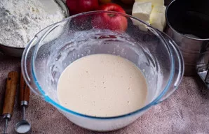 Išmaišykite iki vientisos masės - tai bus raugas. Dubenį uždenkite rankšluosčiu ir palikite šiltoje vietoje 30 minučių.