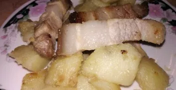 Keptas bulves patiekti karštas su marinuotais agurkais arba šviežių daržovių salotomis.