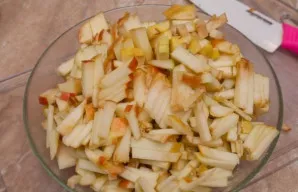 Išimame obuolių sėklas ir supjaustome smulkiomis juostelėmis. Dedame prie kopūstų ir troškiname apie 20 min. ant mažos ugnies. Likus ~5 m...