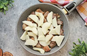 Išimkite cukinijos sėklas ir nulupkite, supjaustykite gabalėliais. Jei cukinijos jaunos, tiesiog nuplaukite ir supjaustykite pusžiedžiais...