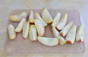 Iš obuolių pašalinkite sėklalizdžius ir supjaustykite juos stambiais gabalėliais.