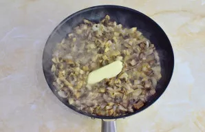 Per tą laiką grybai išskirs sulčių ir šiek tiek sumažės. Įdėkite į keptuvę truputį sviesto.