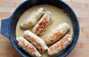 Nupilkite perteklinį riebalą ir užpilkite mėsą vynu. Nugarinkite pusę vyno ant stiprios ugnies, tada įpilkite pusę stiklinės verdančio va...