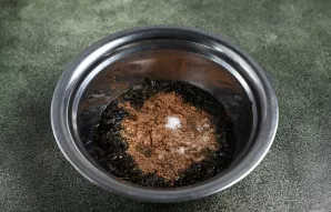 Įdėkite maltą cinamoną, gvazdikėlius ir druską.