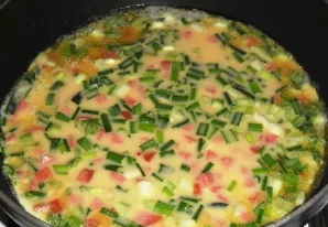 Dabar uždėkite keptuvę ant ugnies ir ištirpinkite joje nedidelį gabalėlį sviesto. Supilkite į keptuvę kiaušinių, dešrelės ir svogūnų miši...