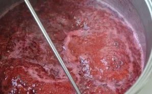 Uždėkite puodą ant ugnies. Užvirinkite. Jei turite termometrą, įsitikinkite, kad temperatūra yra apie 38 laipsnius Celsijaus. Jei mažiau,...