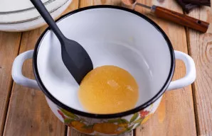 Išbrinkusią želatiną perkelkite į puodą ir uždėkite ant mažos ugnies.