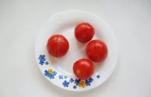 Ant kiekvieno pomidoro padarykite kryžiaus formos įpjovą.