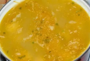 Į sriubą sudėkite visus keptus ingredientus ir virkite, kol kopūstai ir bulvės bus paruoštos. Įberkite druskos ir prieskonių pagal skonį.