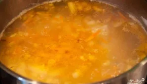 Kai bulvės bus išvirusios, supilkite į puodą keptas daržoves iš keptuvės. Užvirinkite ir sudėkite kukulius į sriubą. Virkite 7-10 minučių.