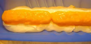 Sausainius išdėliokite ant grietinėlės-varškės masės.