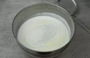 Užmaišykite tirštą blynų tešlą. Tam galite naudoti mikserį arba šluotelę.