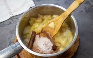Į kriaušes įberkite cukraus ir prieskonių ir virkite dar 5–7 minutes.