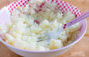 Atskirame dubenyje virtas bulves sutrinu šakute į košę (galima palikti nedidelius gumulus).