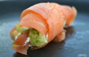 Atsargiai susukite lašišos vyniotinį.