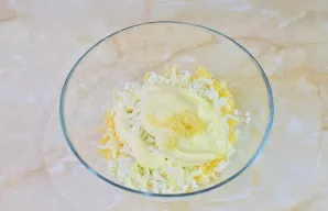 Įdėkite majonezo, per presą išspauskite česnaką. Viską gerai išmaišykite iki vientisos masės.