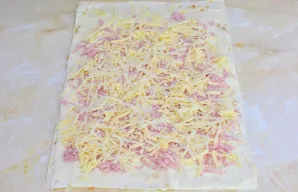 Tada viską pabarstykite tarkuotu sūriu.