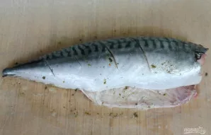 Ant žuvies viršaus padarykite negilius įpjovimus ir užpilkite marinatu. Marinatas turi patekti į vidų ir į įpjovas. Palikite 30 minučių.