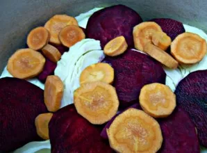 Nulupkite burokėlius ir supjaustykite plonomis skiltelėmis (galima tarkuoti). Šiame paprastame recepte taip pat naudojamos morkos, bet pa...