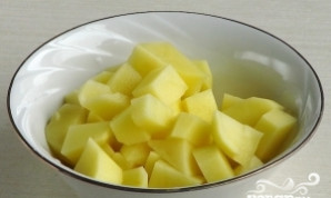 Bulves nulupkite, nuplaukite ir supjaustykite kubeliais.