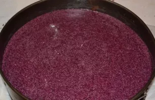 Vieną biskvito sluoksnį dėkite ant kepimo formos dugno. Supilkite mėlynių putėsius ir uždenkite antruoju biskvito sluoksniu. Įdėkite pyra...