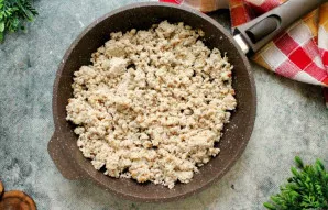 Į keptuvę su apkepintu svogūnu sudėkite maltą mėsą ir kepinkite 4-5 minutes maišydami. Jei norite sultingesnio įdaro, įpilkite šiek tiek ...