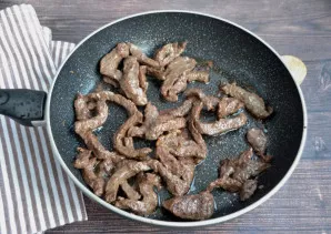 Keptuvėje su augaliniu aliejumi apkepkite mėsą iki auksinės plutelės.