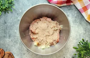 Įdėkite džiūvėsėlių. Jie neleidžia faršui tapti per skystam, todėl frikadelės lengvai formuojasi ir gerai išlaiko formą.