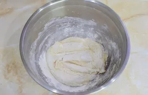 Palaipsniui berkite miltus ir minkykite tešlą. Miltų kiekį reguliuokite pagal tešlos konsistenciją - ji turi būti minkšta ir elastinga, b...