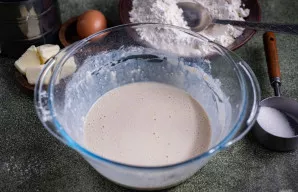 Šluotele išmaišykite iki vientisos masės - tai bus raugas. Dubenį su raugu uždenkite rankšluosčiu ir palikite 30 minučių.