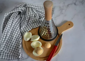 Nulupkite kiaušinius, atskirkite baltymus nuo trynių.