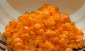 Virkite morkas, kol suminkštės. Nulupkite, atvėsinkite ir supjaustykite kubeliais.