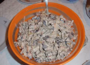 Įdedame majonezo. Išmaišome - ir mūsų mišrainė paruošta!