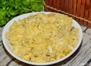 Pagardinkite mišrainę majonezu, išmaišykite ir sudėkite į salotų dubenį. Skanaus!