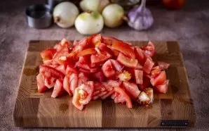 Pomidorus supjaustykite mažais kubeliais.