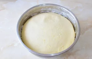 Pakilusi tešla gerai išsiplečia. Galima pradėti formuoti pyragėlius.