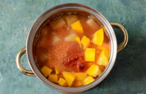 Tuomet suberkite nuplautus lęšius ir įdėkite pomidorų pastos. Supilkite vandenį. Užvirkite, tada sumažinkite kaitrą. Virkite sriubą 20-25...