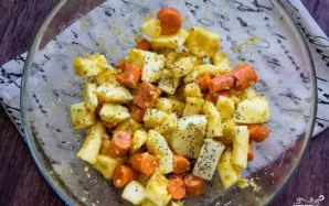 Pamarinuokite daržoves šioje masėje pusvalandį. Viršų dar pabarstykite baziliku.