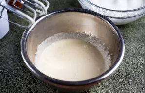 Plakite trynius su cukrumi, kol masė taps šviesi.