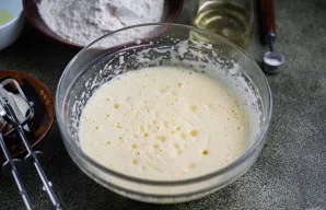 Įpilkite augalinio aliejaus ir kefyro.