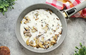 Supilkite grietinėlę, sumažinkite ugnį ir troškinkite apie 8 minutes, kad neprisviltų. Paruoštą padažą nukelkite nuo ugnies ir iš karto p...