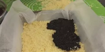 Uogienę ant tešlos tepkite nelabai storu, iki 1 cm, sluoksniu.