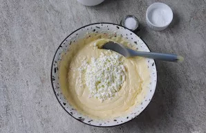 Įdėkite varškę ir išmaišykite mentele.